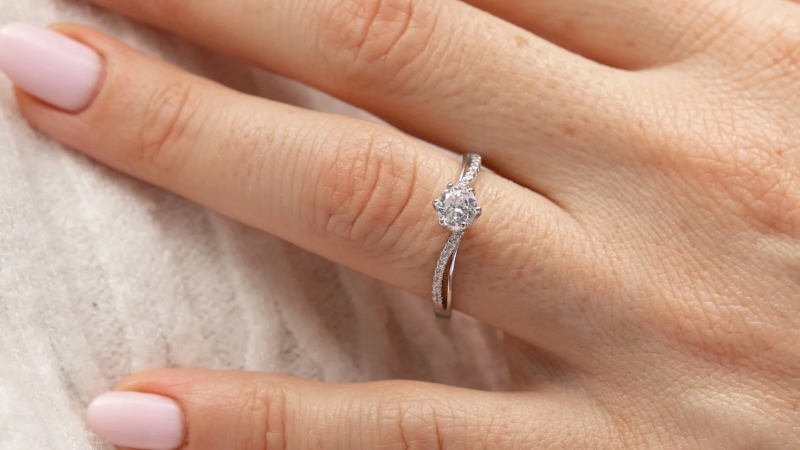 Mọi người có thể đeo nhẫn ở bất kỳ ngón nào, đặc biệt là ngón áp út