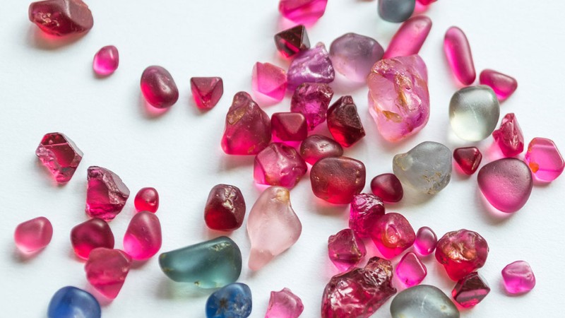 Đá Spinel có độ bền cao và phổ màu đa dạng