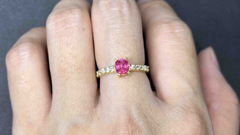 Đá Spinel màu đỏ hồng phù hợp với người mệnh hoả