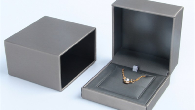 Bảo quản trang sức đá Spinel trong hộp khi không sử dụng