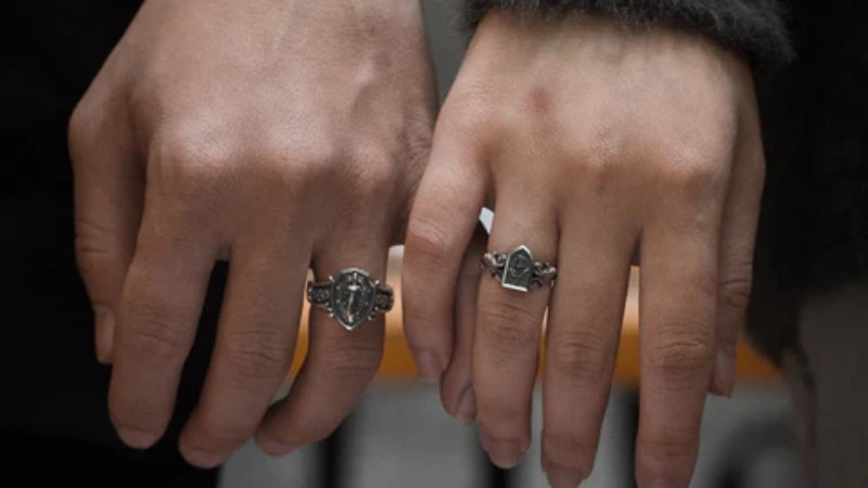 Đeo nhẫn đôi ngón áp út được xem là bước đệm trước khi chuyển sang nhẫn cưới