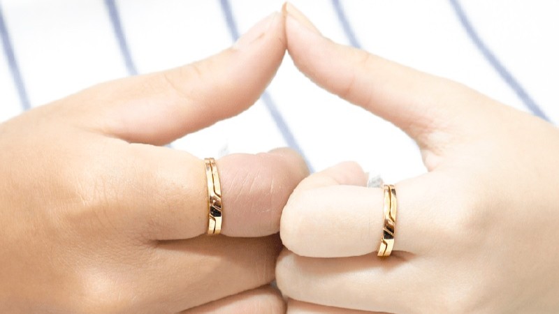 Đeo nhẫn đôi ngón trỏ thể hiện sự quyết đoán và mong muốn tiến về phía trước