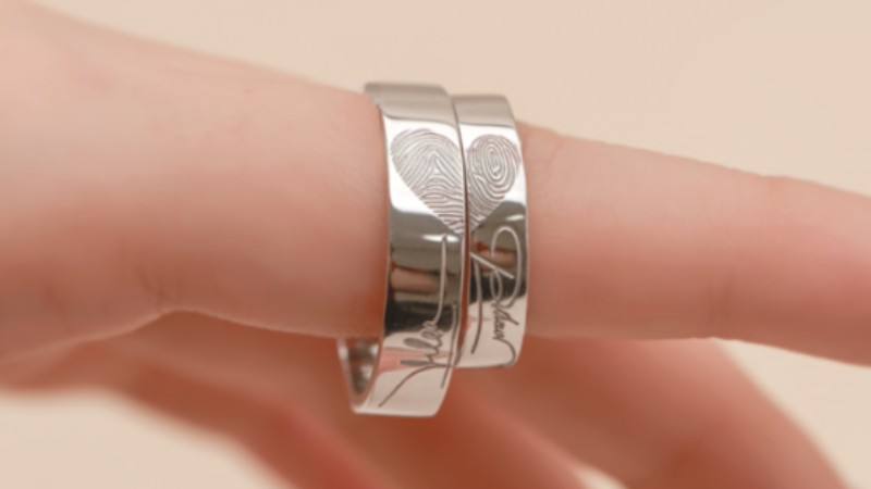 Nhẫn đôi khắc dấu vân tay và tên của cặp đôi
