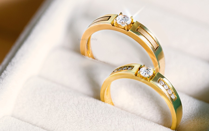 Nhẫn cưới vàng 18K với thiết kế tinh xảo, bền đẹp phù hợp với trang sức đeo hàng ngày