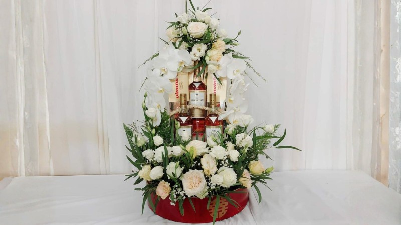 Tráp rượu và thuốc lá thể hiện lòng thành kính đối với tổ tiên