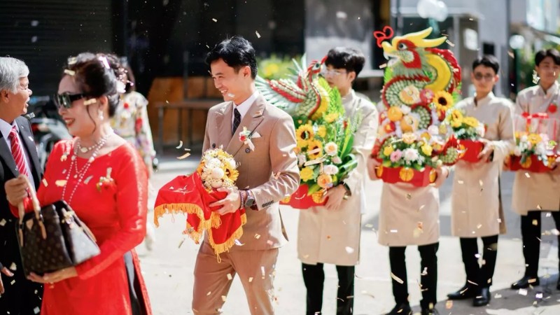 Đoàn nhà trai và đội bên tráp mang mâm lễ đến nhà gái