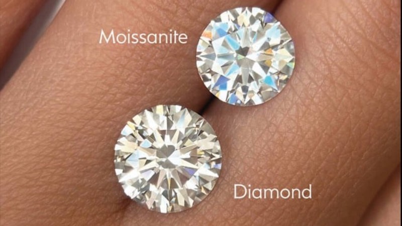 Đá Moissanite có hiệu ứng tán sắc rực rỡ hơn so với kim cương