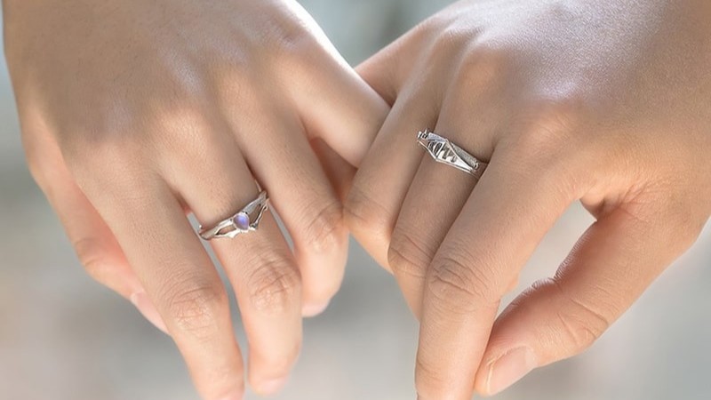 Nhẫn cặp khắc ngày cưới là món quà ý nghĩa có thể đeo hằng ngày