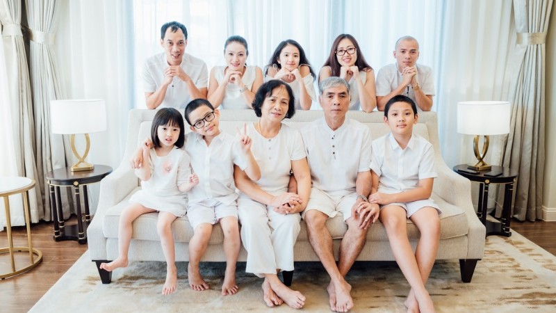 Bộ ảnh gia đình nhiều thế hệ là món quà ý nghĩa cho dịp kỷ niệm 40 năm ngày cưới