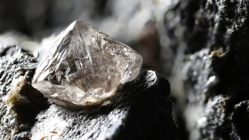 Kim cương thô tự nhiên là kim cương ở trạng thái nguyên bản sau khi được khai thác
