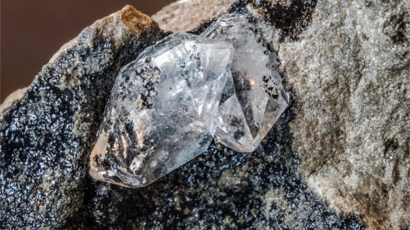 Kim cương thô tự nhiên được hình thành khi carbon nằm sâu khoảng 150 - 200 km dưới bề mặt Trái Đất