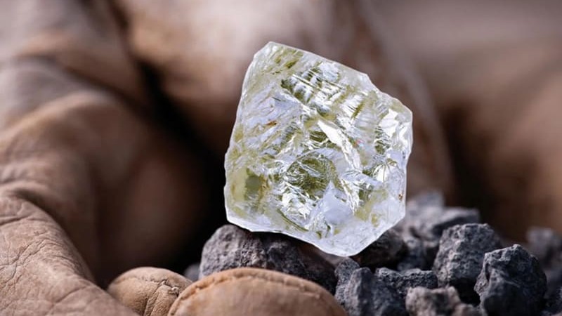 Kim cương thô có lớp vỏ ngoài thô ráp và không đồng nhất