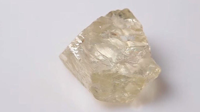 Kim cương thô có thể có tông màu vàng nhạt và trắng hơi trong