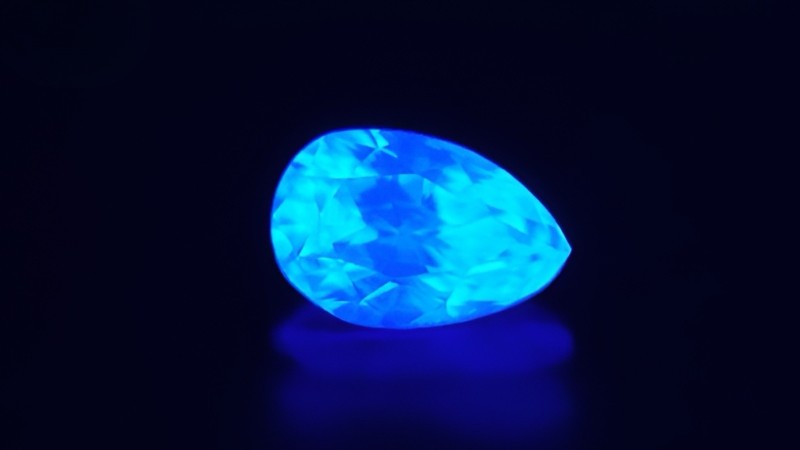 Thử nghiệm tính huỳnh quang của kim cương