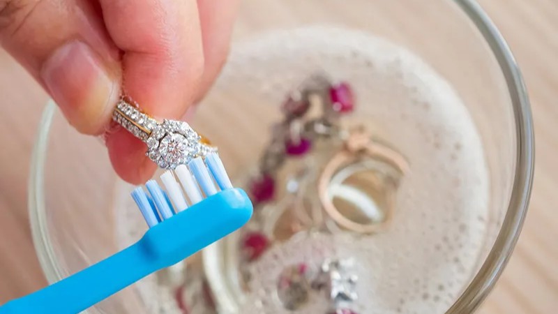 Vệ sinh trang sức đính đá ECZ tại nhà