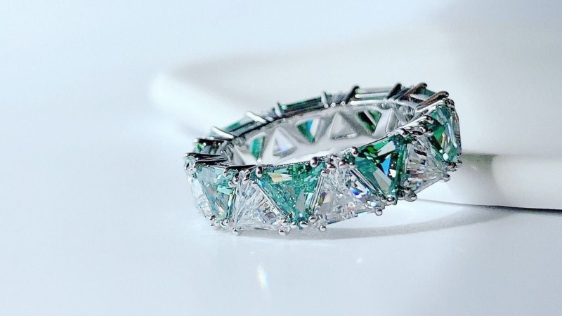 Đá Swarovski trong suốt giúp tăng cảm giác sáng sủa, thoáng đãng cho không gian