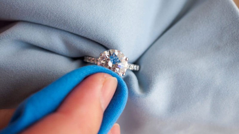 Vệ sinh trang sức đính đá Swarovski để giữ được độ sáng và lấp lánh