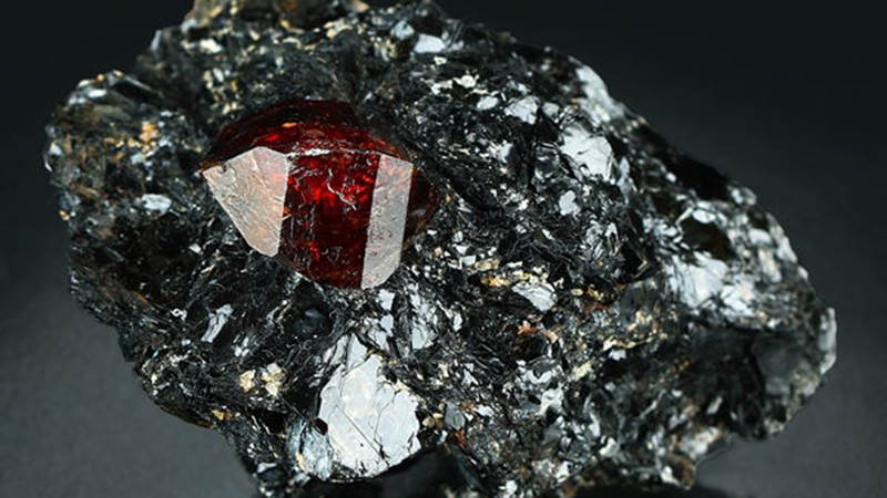 Đá Zircon được hình thành chủ yếu trong các loại đá magma như granite và pegmatite