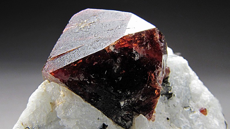 Zircon thường xuất hiện dưới dạng hai đầu kết thúc bởi các mặt chóp