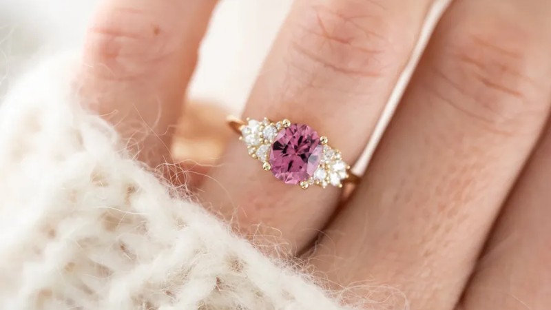 Nhẫn cầu hôn đính đá Zircon tinh xảo và lấp lánh