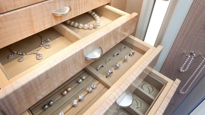 Bảo quản trang sức đá Zircon trong hộp có lót vải mềm