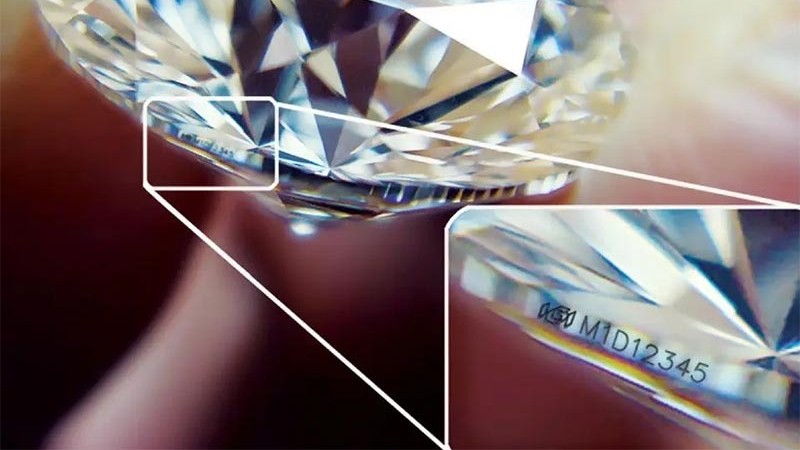 Viền kim cương là vị trí khắc mã nhận diện bằng laser