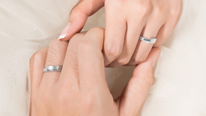 Nhẫn cưới đính đá CZ lấp lánh và nhẹ nhàng