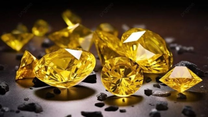 Kim cương vàng được hình thành khi các nguyên tử nitơ xuất hiện trong mạng tinh thể cacbon
