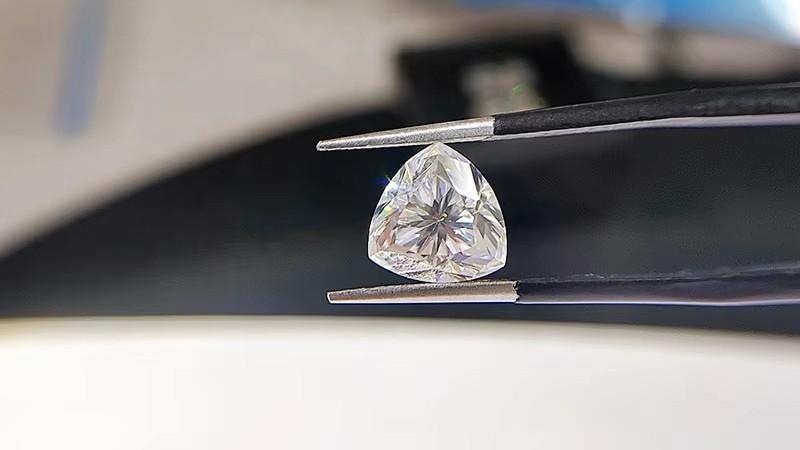 Viên kim cương giác cắt Very Good có khả năng phản xạ ánh sáng trắng tốt