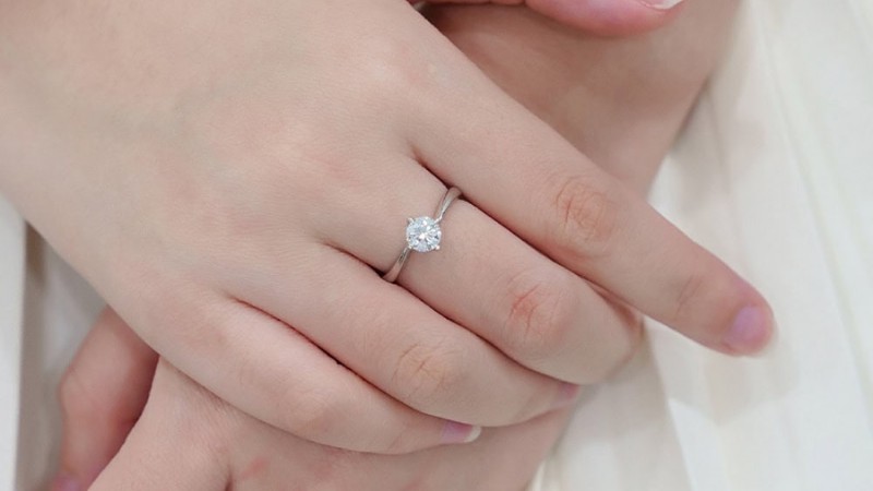 Nhẫn cầu hôn đính kim cương Lucky Star nổi bật và thanh lịch
