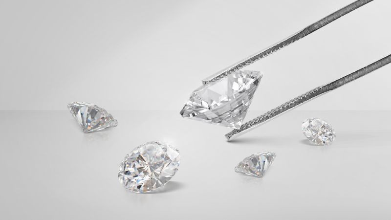 Kim cương nước D gần như không có sắc vàng hay nâu