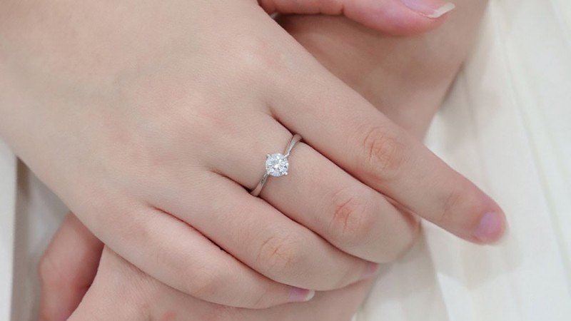 Chọn vỏ nhẫn vàng trắng để làm nổi bật kim cương nước D