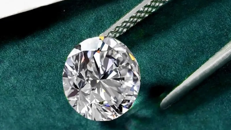 Kim cương nước G có độ lửa và độ loé sáng cao gần giống nhóm không màu