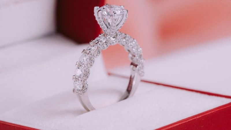 Kim cương nước H có sắc ấm nhẹ và độ lửa tốt