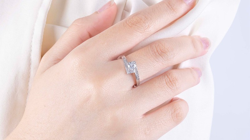 Vỏ nhẫn vàng trắng giúp viên kim cương nước H nổi bật hơn