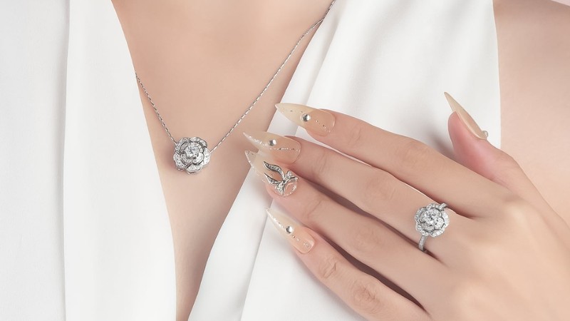 Trang sức đính kim cương tấm nước J lấp lánh