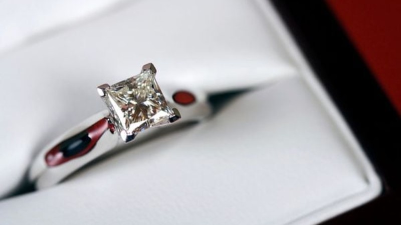 Kim cương vuông phù hợp với người có xu hướng quyết đoán và yêu thích đường nét mạnh mẽ