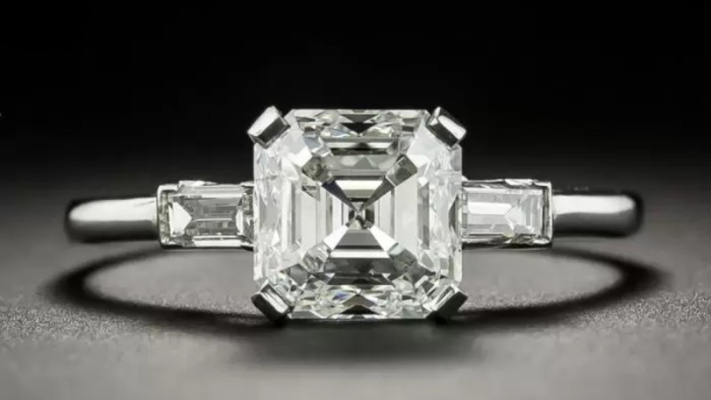 Asscher là giác cắt vuông với bốn góc vát sâu, nhìn từ trên xuống giống hình bát giác