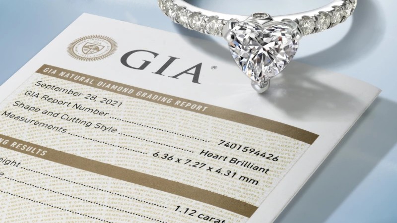 Kiểm tra thông số kim cương trên giấy kiểm định GIA