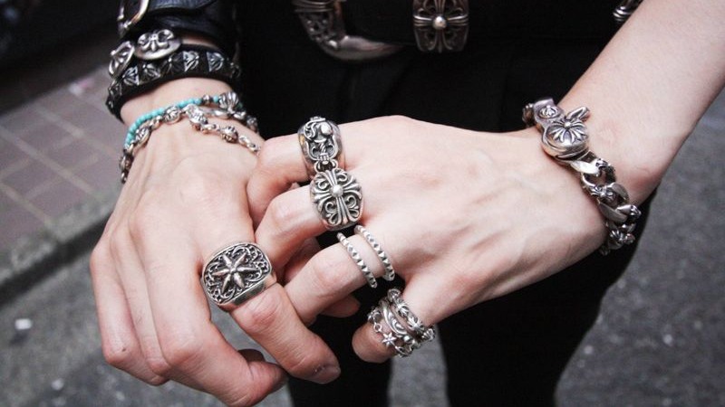 Nhẫn Chrome Heart nổi bật với phong cách Gothic, chất rock and roll