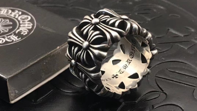 Biểu tượng thánh giá trên Chrome Heart đại diện cho tình yêu, lòng tin và tinh thần kiên định