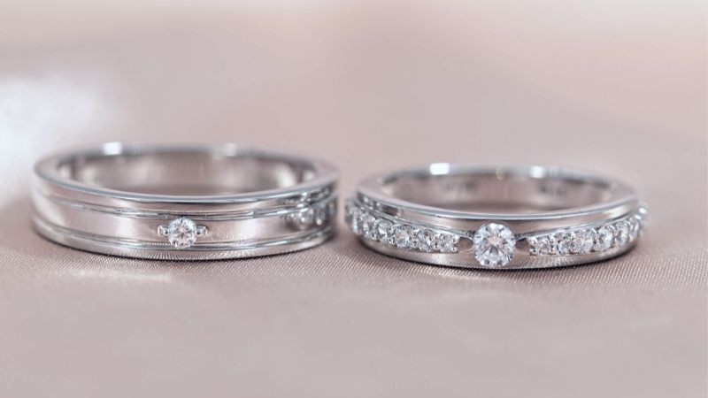 Nhẫn cưới vàng trắng 14K cần phủ lớp mạ Rhodium định kỳ để giữ độ sáng