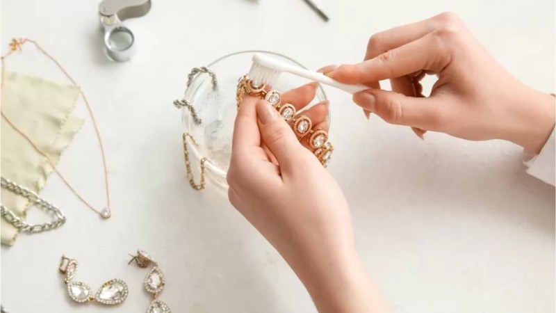 Vệ sinh nhẫn cưới định kỳ để nhẫn luôn sáng đẹp