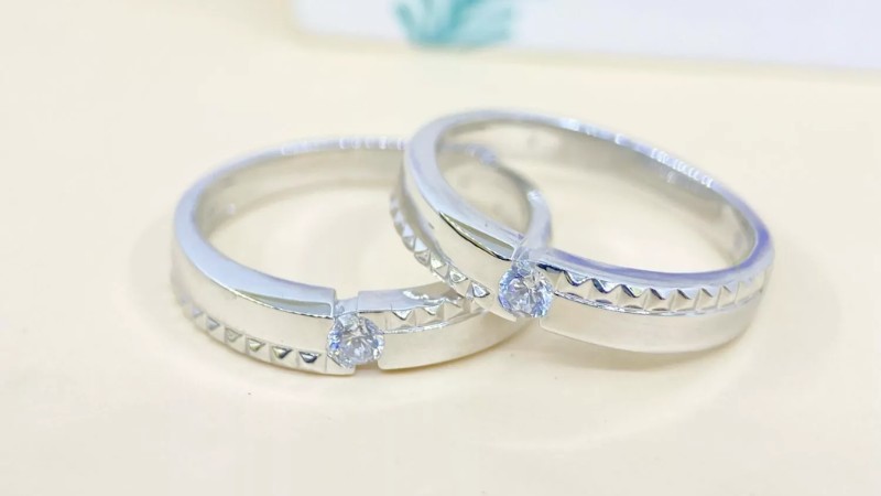 Nhẫn cưới vàng trắng được chế tác từ hợp kim vàng kết hợp với các kim loại màu trắng