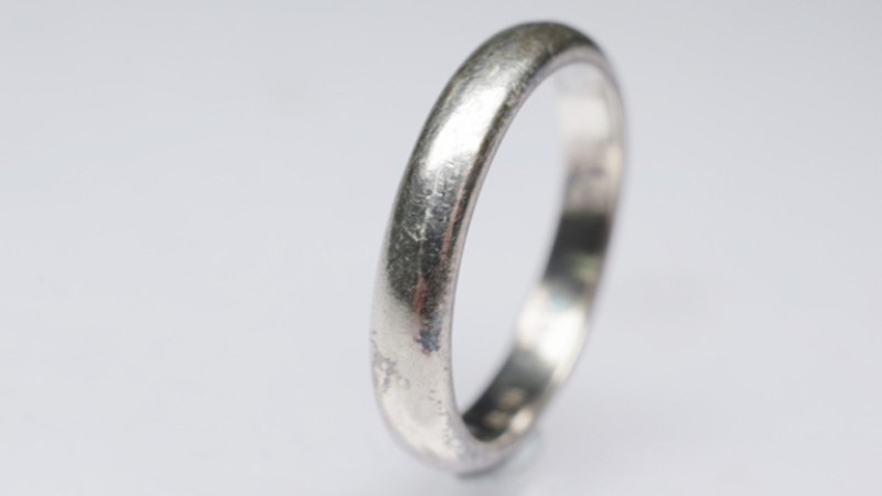 Nhẫn cưới bạch kim thường bị trầy xước nhẹ trên mặt nhẫn