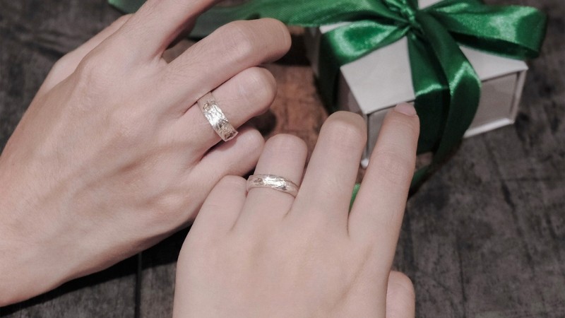 Nhẫn cưới vàng trắng mang lại cảm giác thoải mái và ít vướng hơn khi đeo