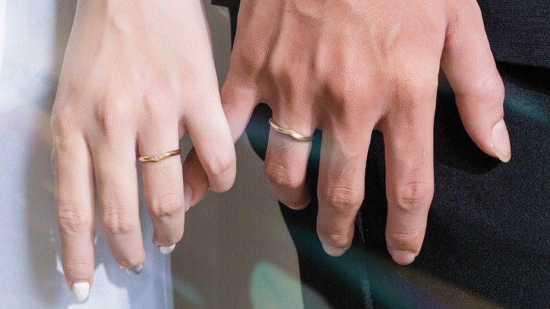 Dáng tay gầy, ngón tay xương phù hợp với thiết kế uốn lượn nhẹ nhàng