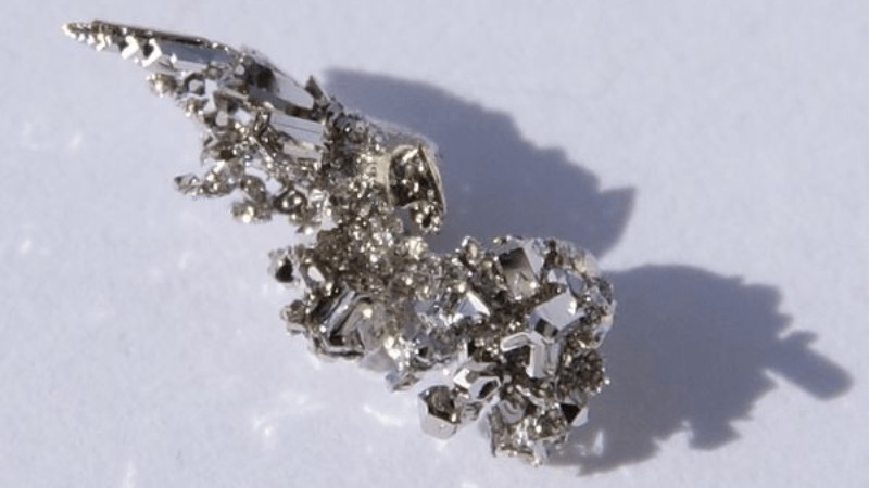 Palladium thường xuất hiện trong linh kiện điện tử và một số vật liệu nha khoa