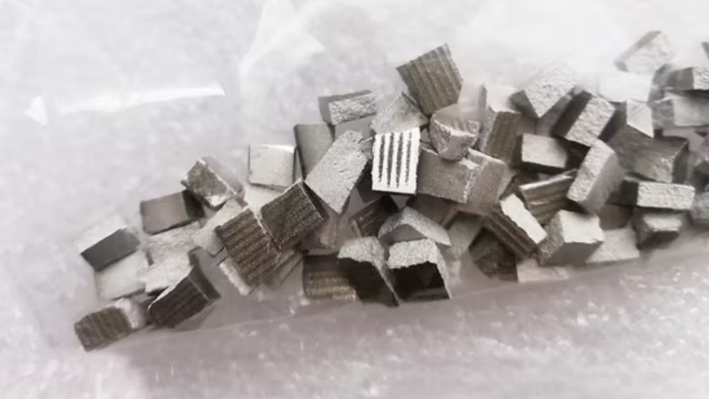Ruthenium thường được dùng làm thành phần trong hợp kim để cải thiện độ cứng