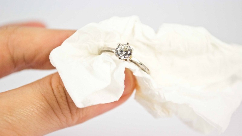 Vệ sinh trang sức sau khi sử dụng để hạn chế xỉn màu